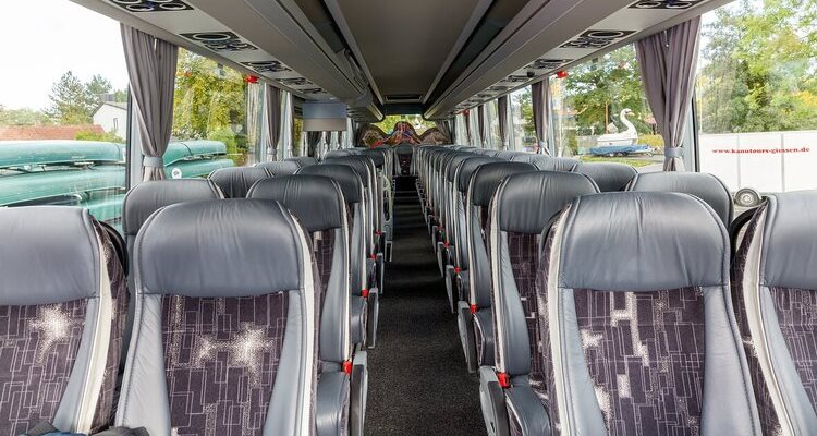 Innenraum des VAN HOOL EX 16 MID Schlafsesselbestuhlung mit bequemsten Fernreisesitzen- Neigung und Sitzabstände verstellbar